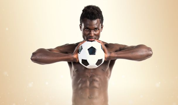 Hombre negro jugando al fútbol
 - Foto, Imagen