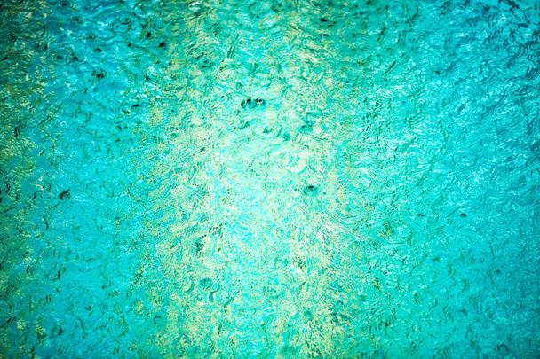 Des gouttes de pluie dans la piscine
 - Photo, image