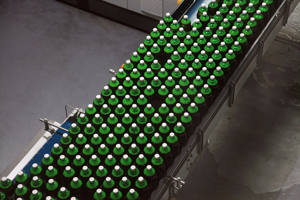 Bottiglie di birra sul trasportatore
 - Foto, immagini