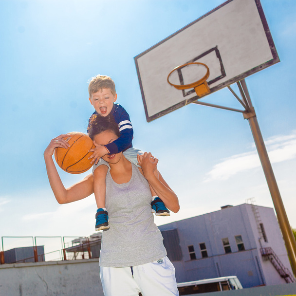 Anne ve küçük oğlu basketbol oynarken  - Fotoğraf, Görsel