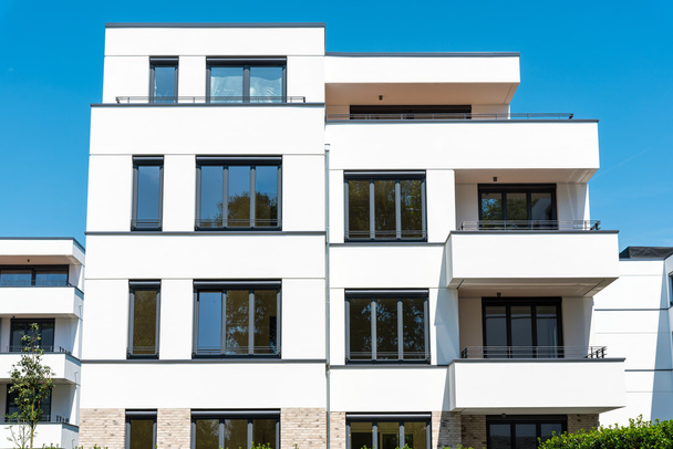 Nuevas casas adosadas blancas vistas en Berlín
 - Foto, Imagen