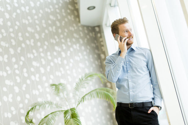 hombre con teléfono móvil en la oficina
 - Foto, imagen