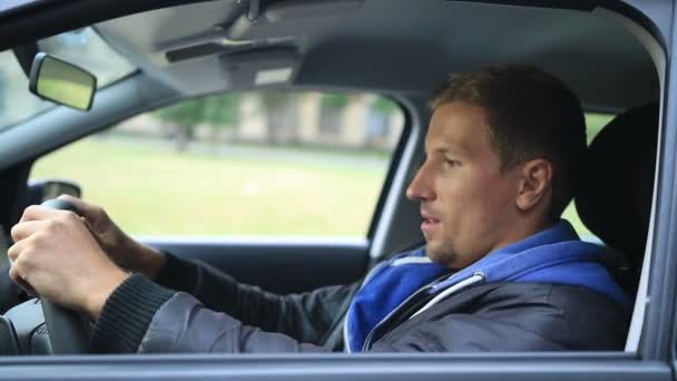 Szczęśliwy młody człowiek coraz jego klucze w samochodzie - Materiał filmowy, wideo
