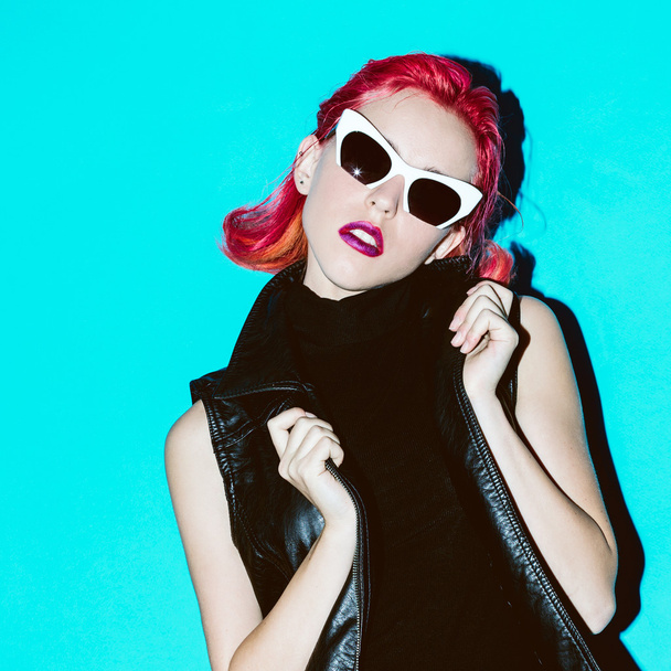 Model Glam Rock style. Red hair trend and stylish sunglasse - Foto, Imagem