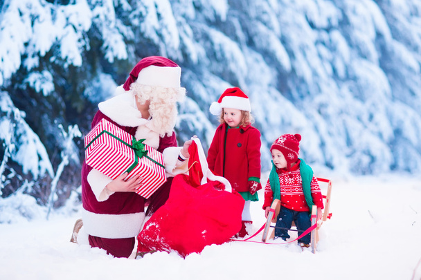 Çocuklar ve Santa Noel hediyesi ile - Fotoğraf, Görsel