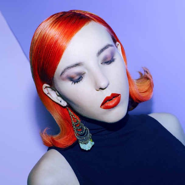 Sensual lady with retro hairstyle and fashion make-up. fashion s - 写真・画像