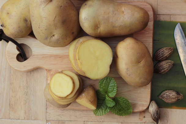 Pommes de terre légumes crus avec des tranches pour la cuisson
 - Photo, image