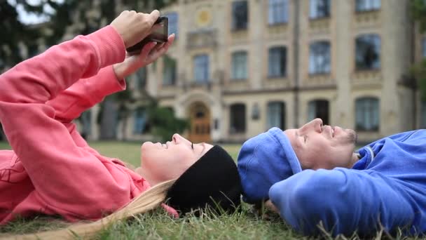 Щасливі студенти коледжу розслабляються після навчання
 - Кадри, відео