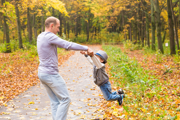 Ojciec i syn gra w pięknym parku jesień - Zdjęcie, obraz