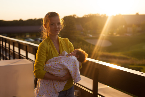 vrouw met een baby - Foto, afbeelding