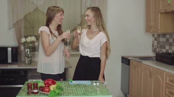 Women Cooking Food on a Kitchen and Talking drinking champagne smiling rapid 50fps healthy food - Footage, Video