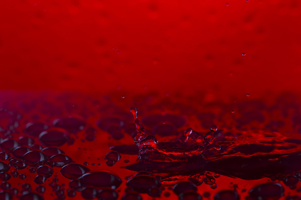 Капли, спреи, брызги воды на красочном фоне
 - Фото, изображение