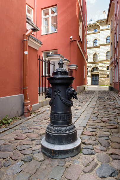 Tradicional rua estreita na cidade velha da cidade de Riga, Letónia
 - Foto, Imagem