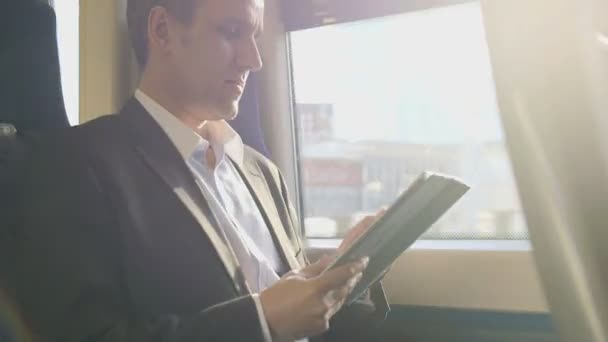 Business Man types into his digital tablet - Filmagem, Vídeo