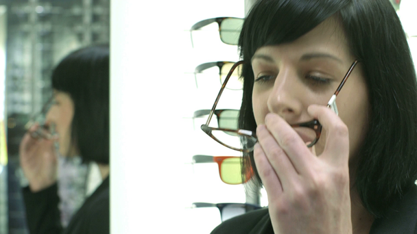 Kobiece dopasowanie pacjenta nowe okulary - Materiał filmowy, wideo