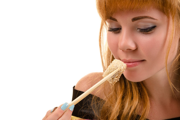 очаровательная женщина ест ролл
 - Фото, изображение
