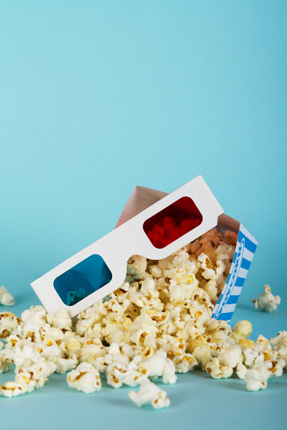 Popcorn bucket against a blue background - Foto, imagen