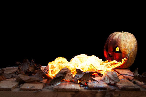Calabaza de Halloween escupiendo llamas de fuego sobre un fondo negro
 - Foto, Imagen