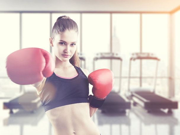 Woman boxer in a gym - Foto, afbeelding