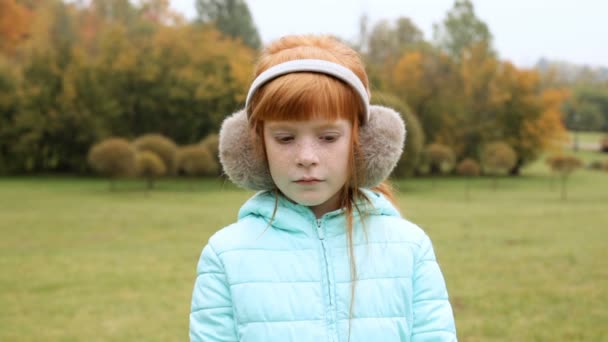 szomorú lány gyömbér a fülvédő - Felvétel, videó