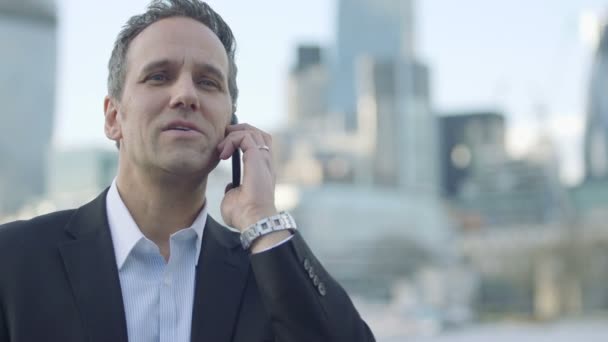 Business Man makes a call  - Séquence, vidéo