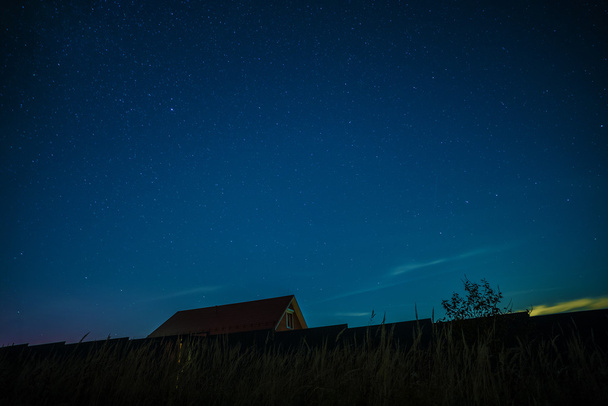 Yıldızlı gökyüzü altında ev gece manzarası - Fotoğraf, Görsel