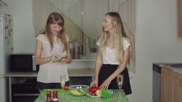 Women Cooking Food on a Kitchen and Talking healthy food - Séquence, vidéo