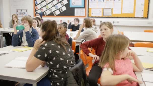hallgat az osztályban a diákok - Felvétel, videó