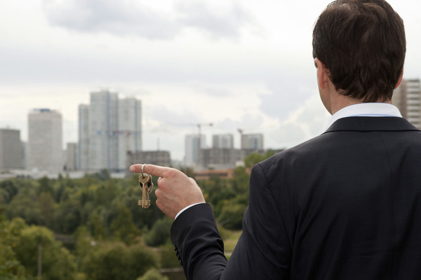 O agente imobiliário com chaves em uma mão
 - Foto, Imagem