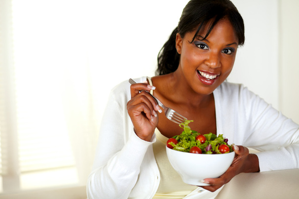 Woman eating fresh salad - Fotografie, Obrázek