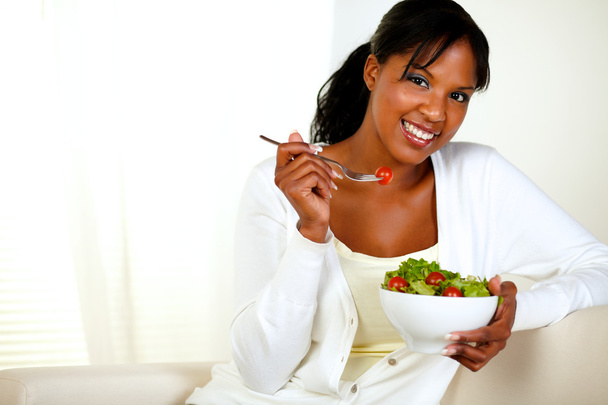 Woman eating fresh salad - Foto, Imagem
