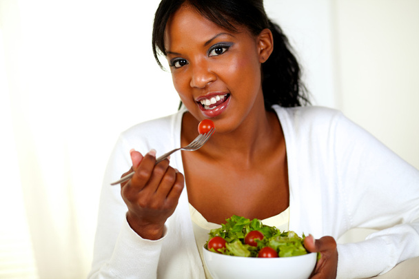 Woman eating fresh salad - Zdjęcie, obraz