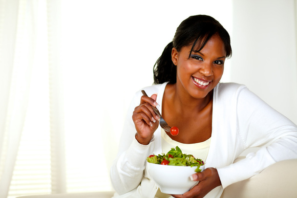 Woman eating fresh salad - Fotografie, Obrázek