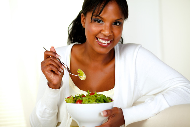 Frau isst frischen Salat - Foto, Bild