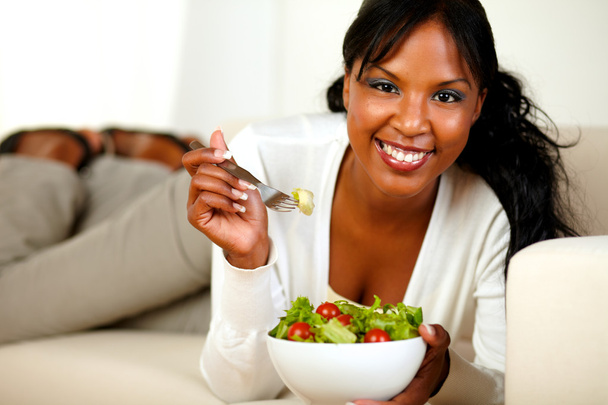 Woman eating fresh salad - Φωτογραφία, εικόνα