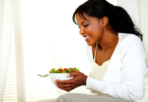 Woman eating fresh salad - Foto, Imagem