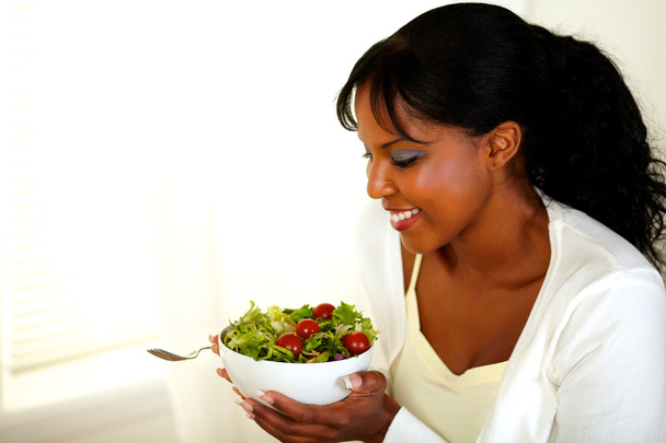 Femme mangeant de la salade fraîche - Photo, image