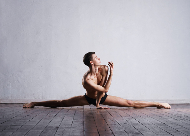 dancer sitting on split - Fotoğraf, Görsel