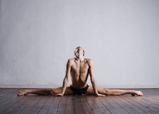 dancer sitting on split - Foto, immagini