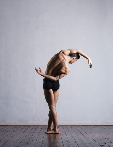 Athletic ballet dancer - Φωτογραφία, εικόνα