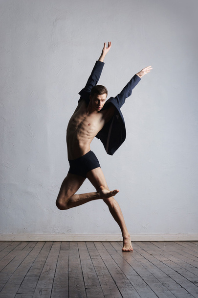 ballet dancer in perfect shape - Foto, afbeelding