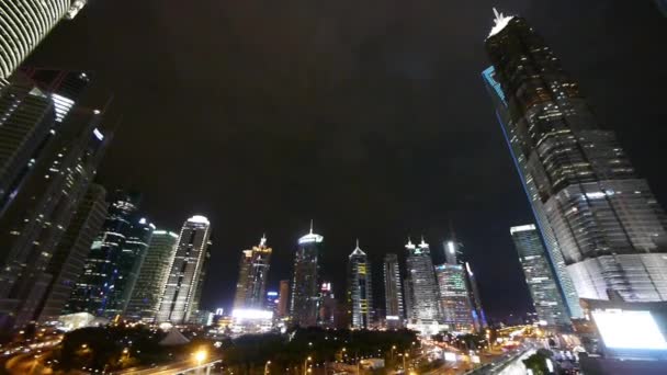 panorámás a shanghai pudong business center éjjel, fényesen kivilágított felhőkarcoló. - Felvétel, videó