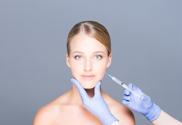 Doctor injecting botox - Foto, immagini