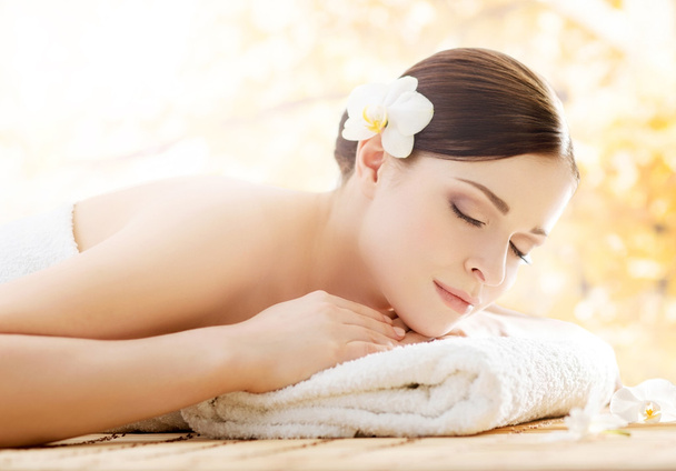 Beautiful woman relaxing in spa salon - Foto, Imagem