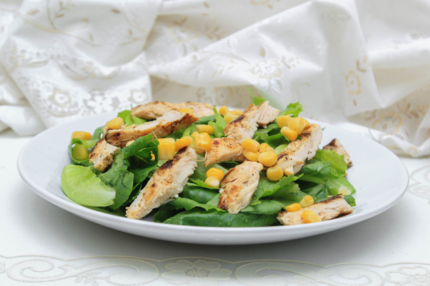 Салат из салата с кукурузой и курицей
 - Фото, изображение