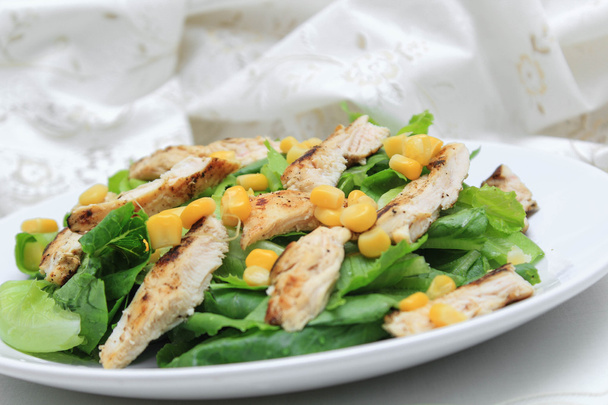 Салат из салата с кукурузой и курицей
 - Фото, изображение