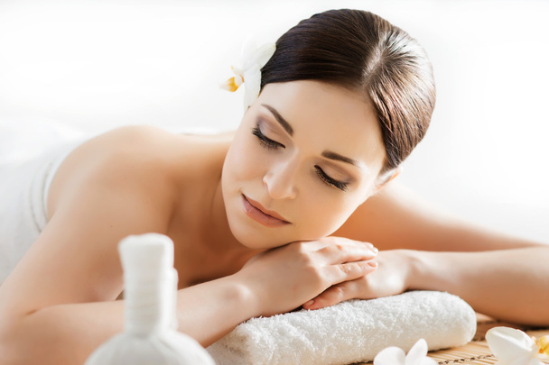 Beautiful woman relaxing in spa salon - Фото, зображення