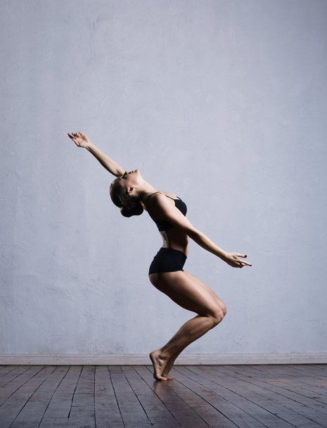 ballerina in black bra and panties - Fotografie, Obrázek