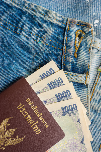 thailändischer Pass und Yen-Geld in blauen Jeanstaschen, Reisender betrügt - Foto, Bild