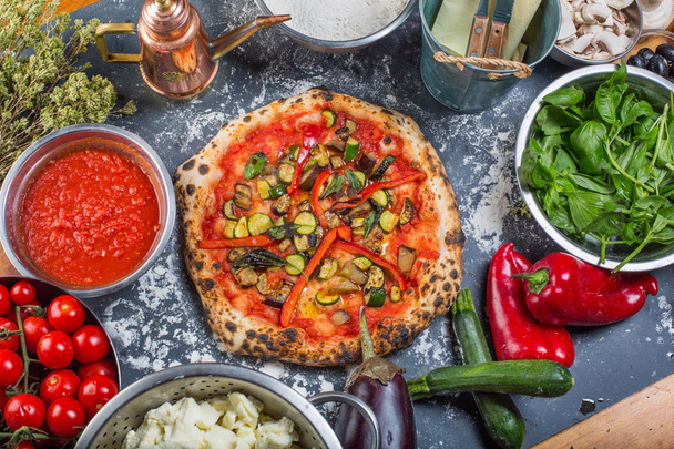 Pizza italiana vegetariana tradicional con pimientos y salsa de tomate
 - Foto, Imagen